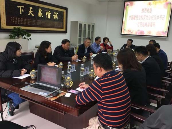 梁莹在公车被灌满JING液