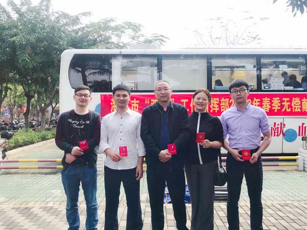 梁莹在公车被灌满JING液