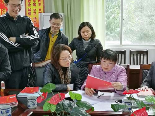 梁莹在公车被灌满JING液