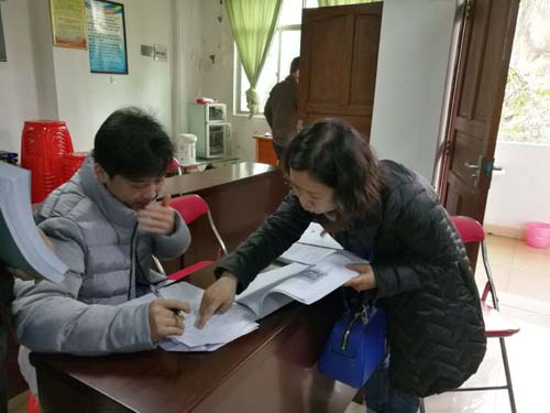 梁莹在公车被灌满JING液