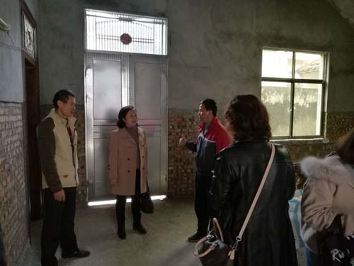 梁莹在公车被灌满JING液