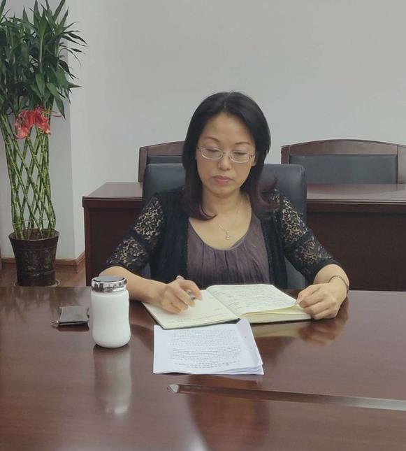 梁莹在公车被灌满JING液