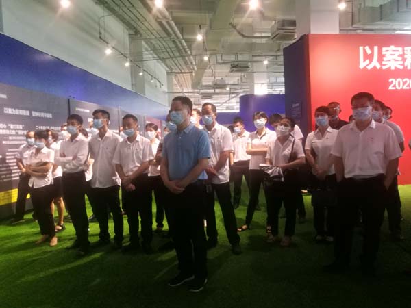 梁莹在公车被灌满JING液