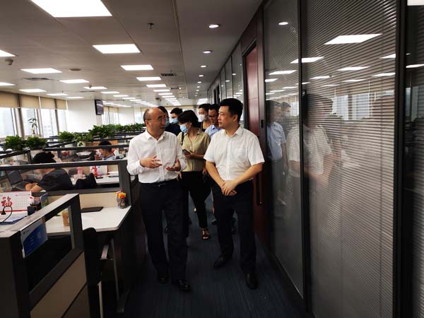 梁莹在公车被灌满JING液