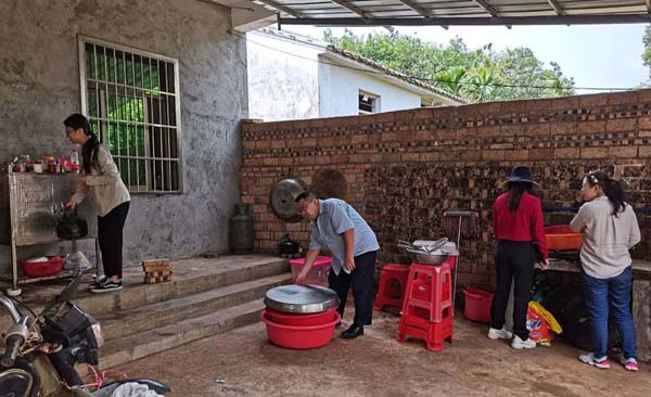 梁莹在公车被灌满JING液