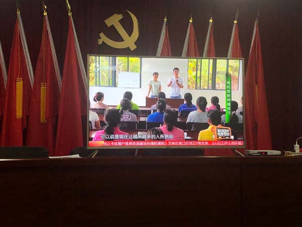 梁莹在公车被灌满JING液