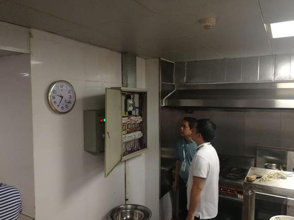 梁莹在公车被灌满JING液