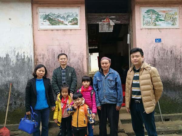 梁莹在公车被灌满JING液