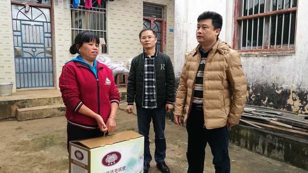 梁莹在公车被灌满JING液