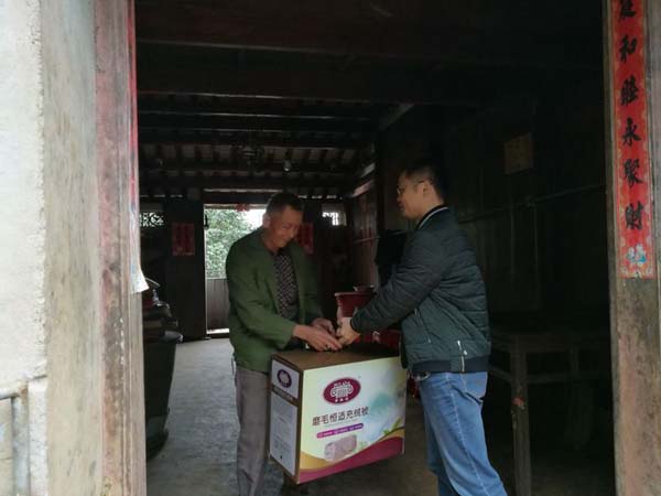 梁莹在公车被灌满JING液