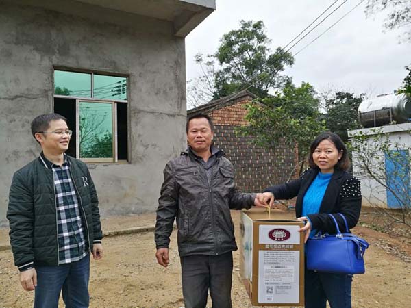 梁莹在公车被灌满JING液