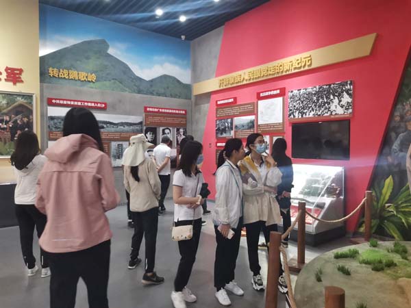 梁莹在公车被灌满JING液