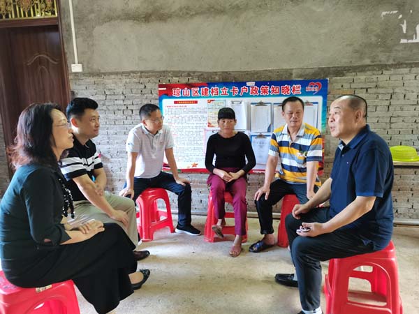 梁莹在公车被灌满JING液