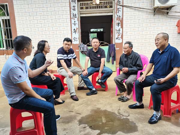 梁莹在公车被灌满JING液