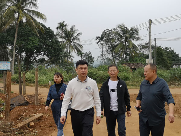 梁莹在公车被灌满JING液