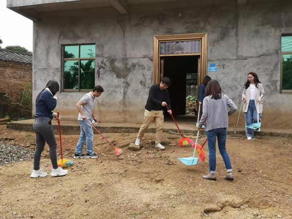 梁莹在公车被灌满JING液