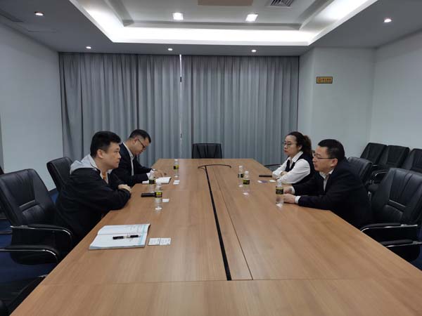 梁莹在公车被灌满JING液