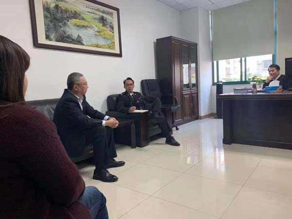 梁莹在公车被灌满JING液