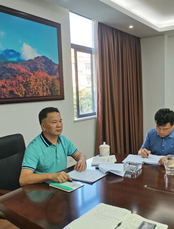 梁莹在公车被灌满JING液