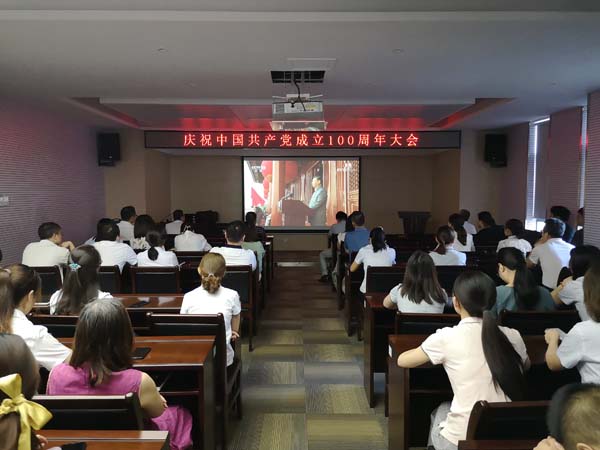 梁莹在公车被灌满JING液