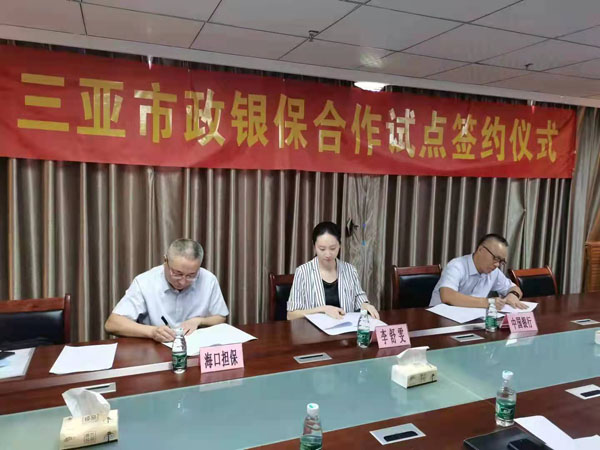 梁莹在公车被灌满JING液