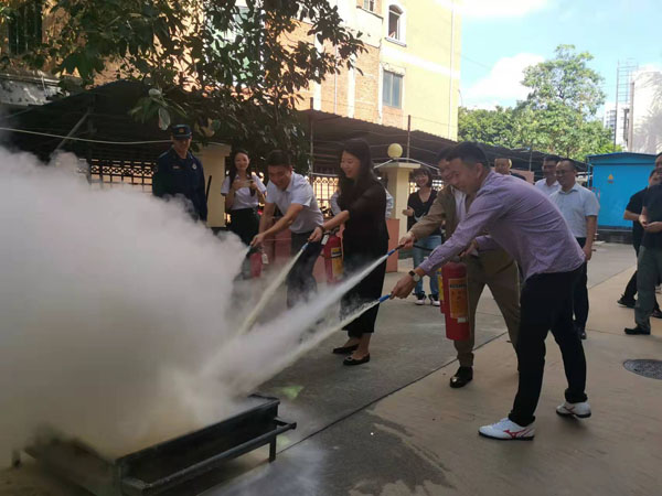 梁莹在公车被灌满JING液