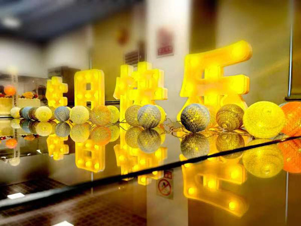 梁莹在公车被灌满JING液