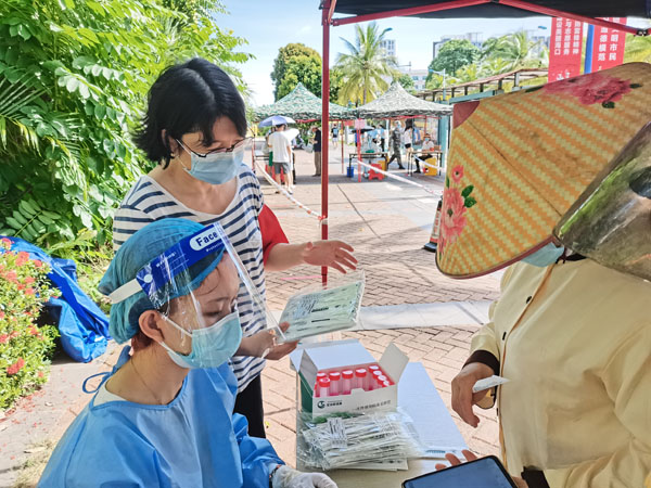 梁莹在公车被灌满JING液