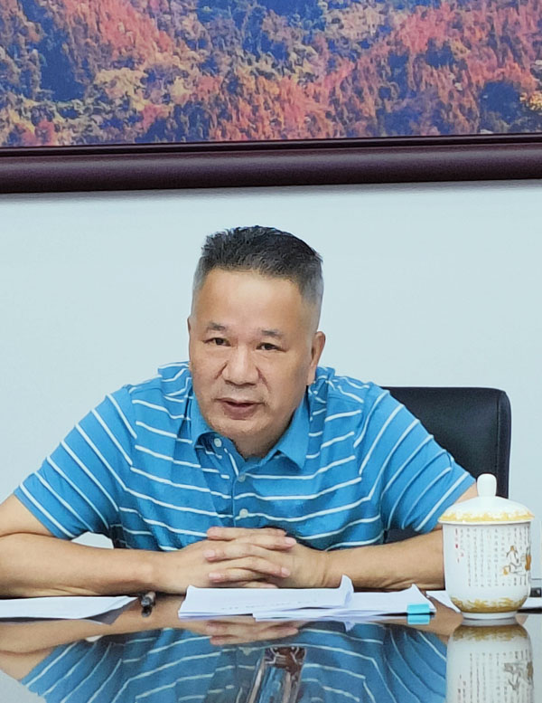 梁莹在公车被灌满JING液