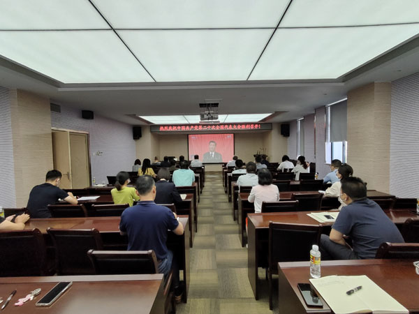 梁莹在公车被灌满JING液