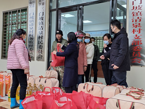 梁莹在公车被灌满JING液