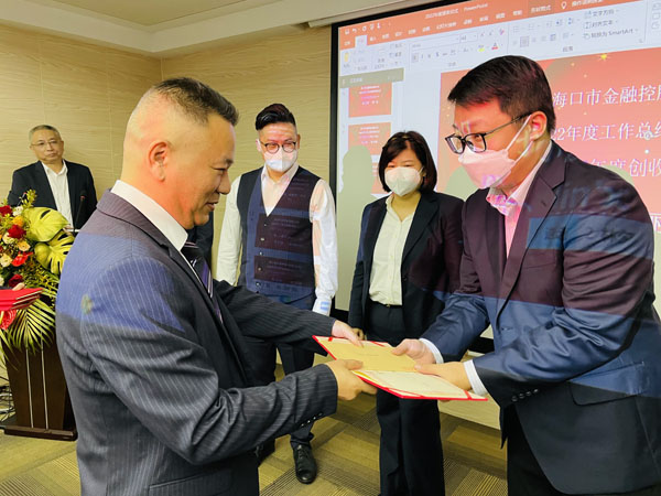 梁莹在公车被灌满JING液