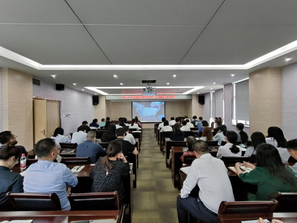 梁莹在公车被灌满JING液