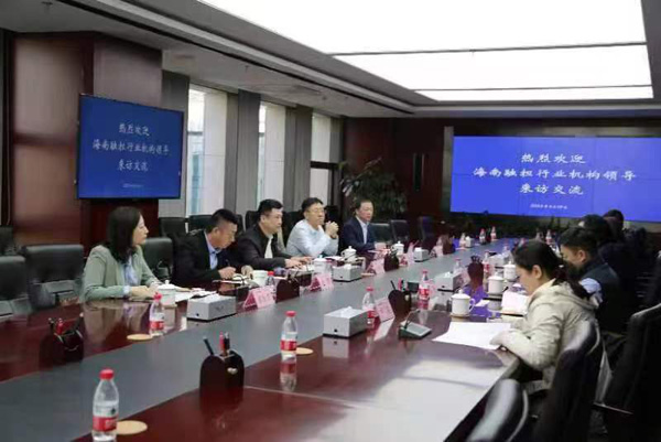 梁莹在公车被灌满JING液