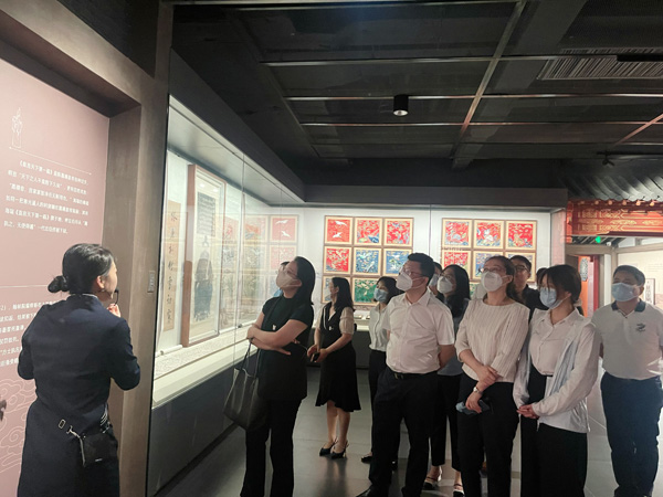 梁莹在公车被灌满JING液