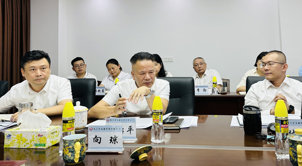 梁莹在公车被灌满JING液