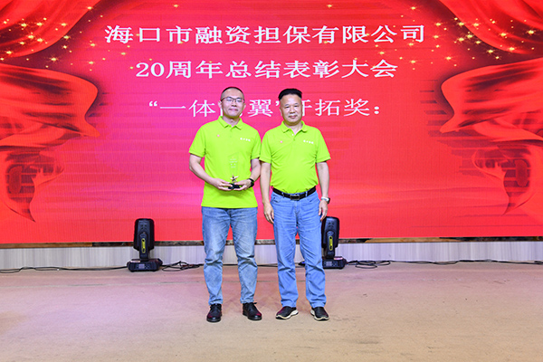梁莹在公车被灌满JING液