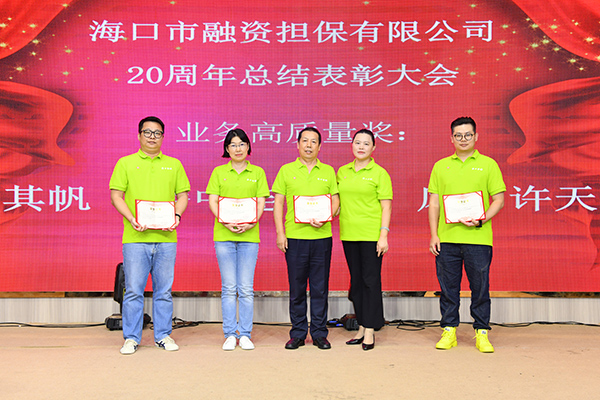 梁莹在公车被灌满JING液