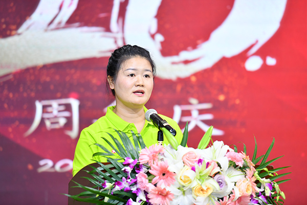梁莹在公车被灌满JING液