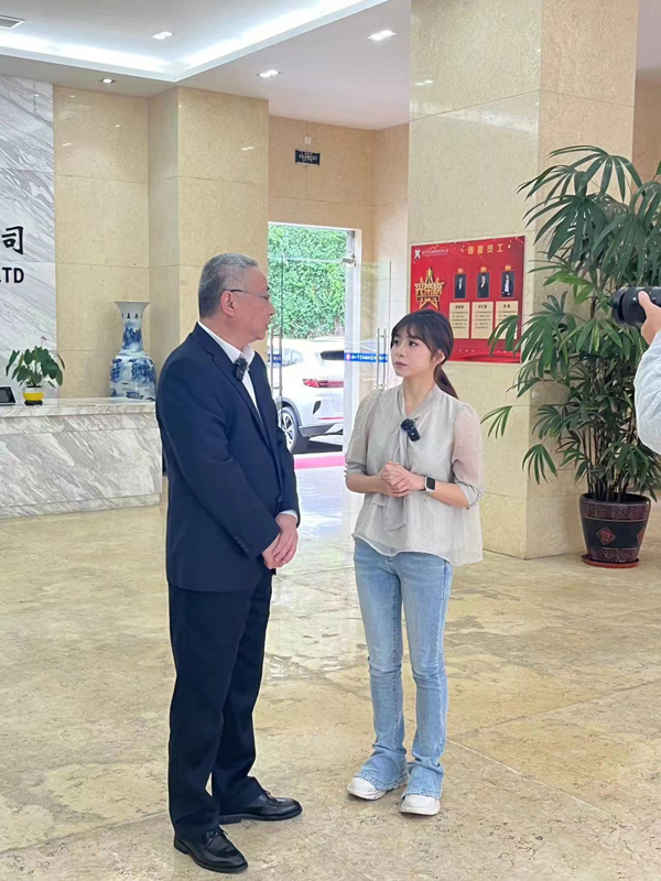 梁莹在公车被灌满JING液