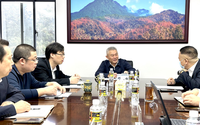 梁莹在公车被灌满JING液