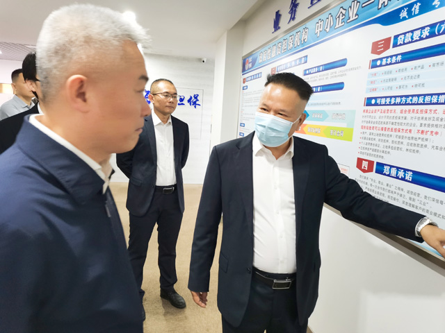 梁莹在公车被灌满JING液