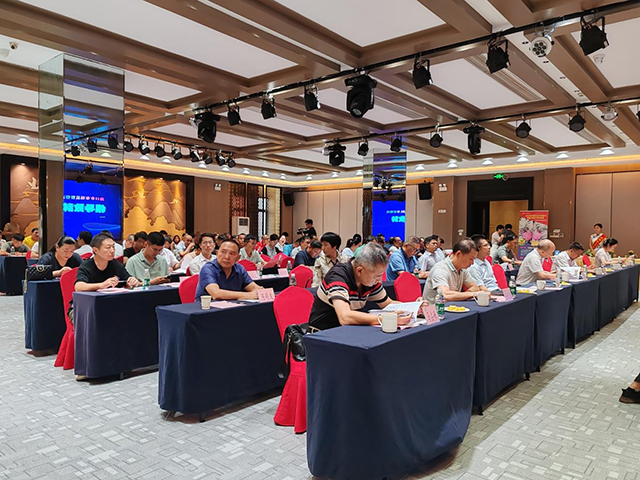 梁莹在公车被灌满JING液