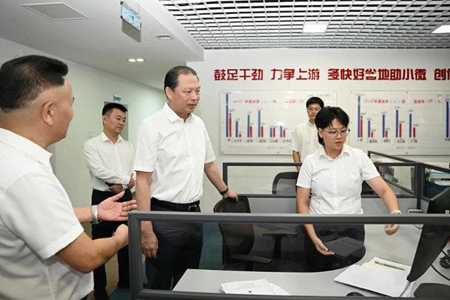 梁莹在公车被灌满JING液