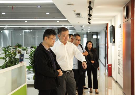 梁莹在公车被灌满JING液