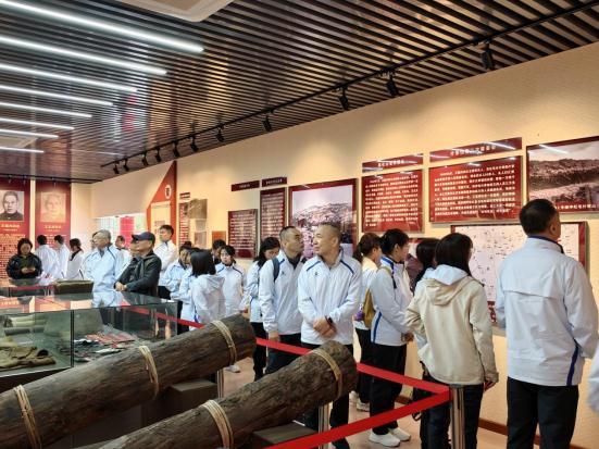 梁莹在公车被灌满JING液